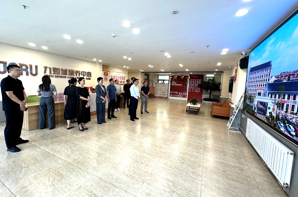 图一：参观钟吾养老服务中心.jpg